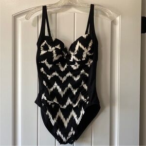 La Blanca one piece twist front bathing suit size 10 black/white